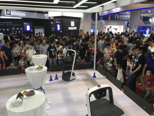 普渡智能送餐機器人吸引數萬觀眾造訪