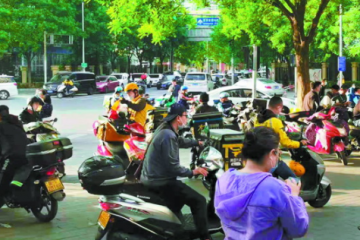 外賣車飛馳、自行車亂停、快遞車堵路……人行道暢行為啥這么難？