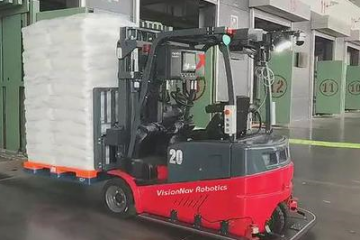 國內(nèi)首個廂式貨車無人叉車裝箱，未來機器人新突破！