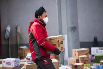 國內多地檢測出快遞包裹陽性，專家建議：別讓快遞員送上門