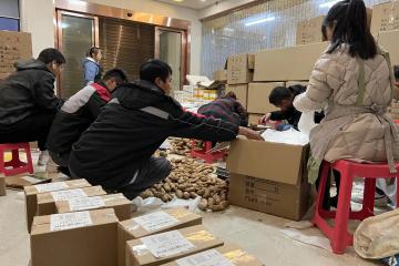 年貨走進直播間，快遞送到餐桌前