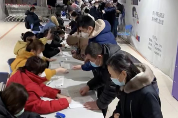 家樂福貨架空空，供應商被欠百萬貨款離場，消費者聞風排隊退卡