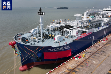 全球首款、中國首制江海直達型（LNG）加注運輸船完工交付