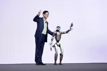 聯想首位人形機器人“硅基員工”，亮相