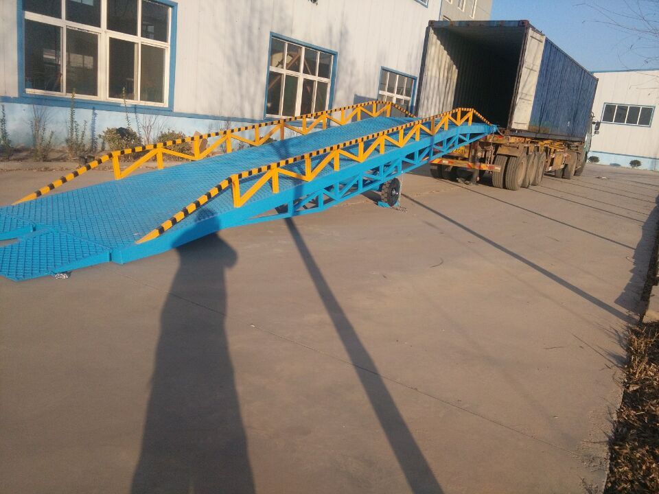 盛榮機械專業(yè)設(shè)計生產(chǎn)集裝箱裝卸登車橋 裝卸平臺