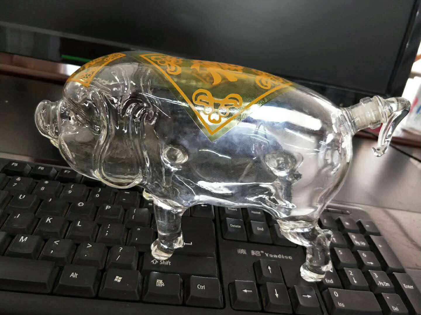招財(cái)豬豬玻璃酒瓶生肖豬玻璃工藝酒瓶個(gè)性動(dòng)物豬造型酒瓶母豬玻璃瓶