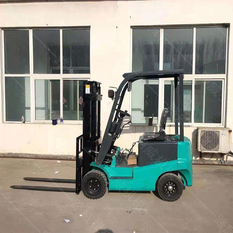   廠家供應(yīng)環(huán)保型電動(dòng)叉車 座駕全電動(dòng)叉車 倉(cāng)庫(kù)快遞搬運(yùn)車